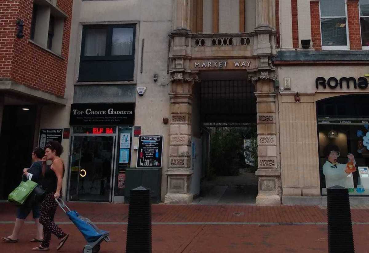 英国雷丁市中心的科技和电子烟商店申请出售酒类的许可证