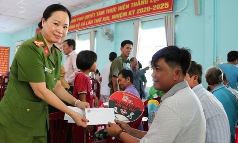 越南公安部门联合坚江省开展毒品预防宣传活动 吸引约3000人参加