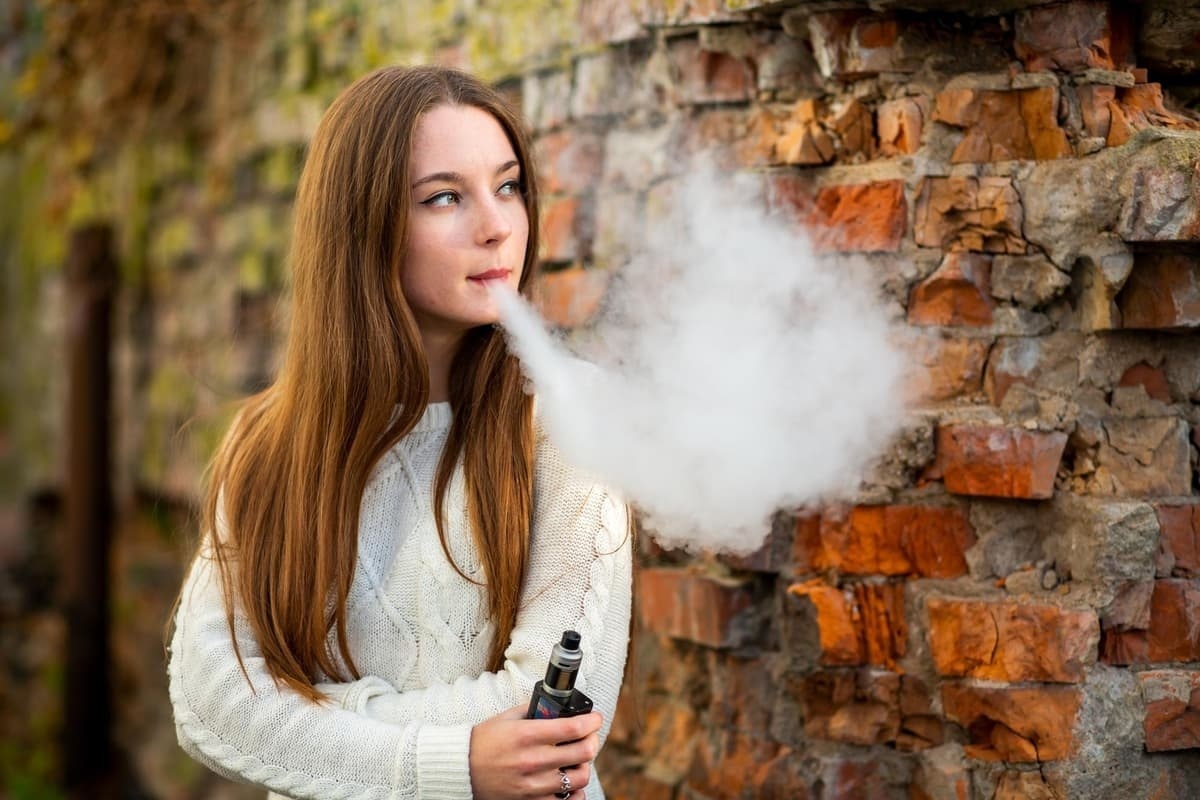 英国德比郡县议会支持“无烟一代”计划 建议禁售口味电子烟