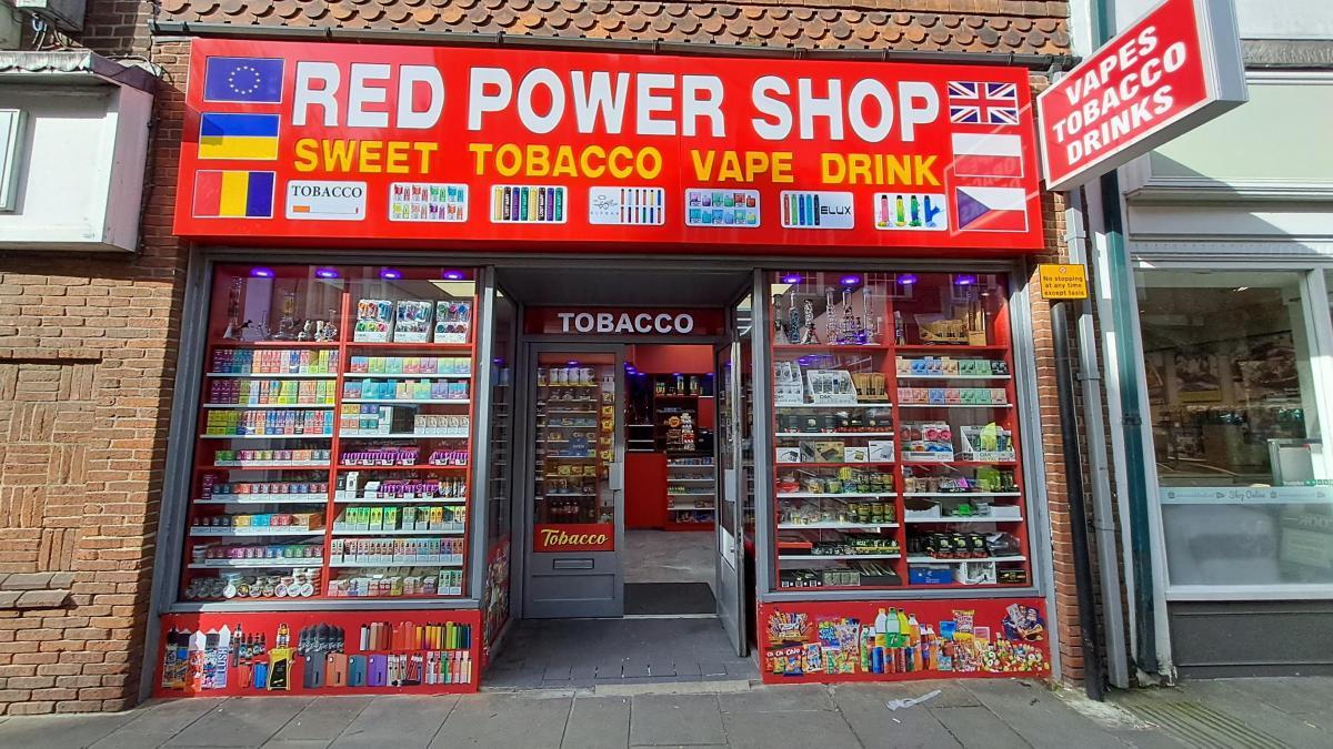 英国一电子烟店因公众举报被迫改变外观