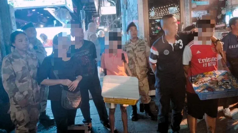 泰国普吉岛突击行动捣毁邦拉路非法电子烟交易 七人被捕