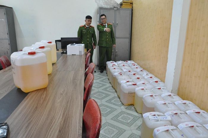 越南南沙县警方查获近1000升烟油
