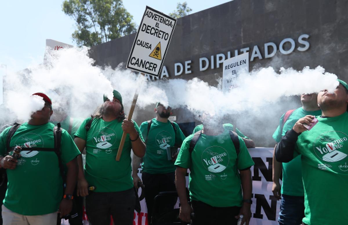 墨西哥民众抗议总统禁止电子烟的宪法改革
