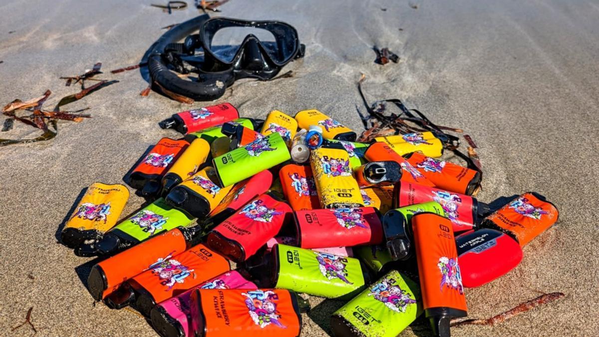 污染严重：澳大利亚一男子潜水时发现近40只电子烟丢置海底