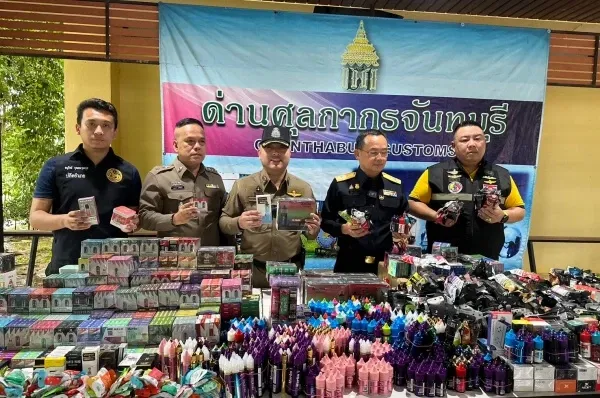 泰国海关突击搜查一非法电子烟店 查获超4200件电子烟设备