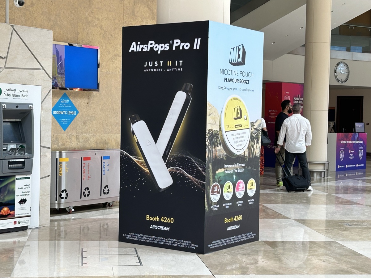 迪拜现场｜展馆外的“广告战”：多家品牌在场外设立广告牌