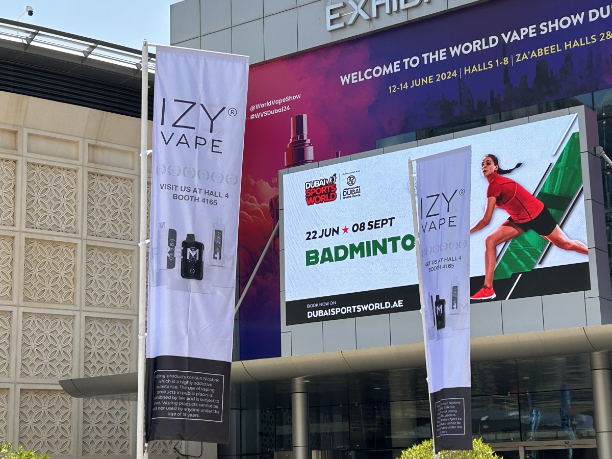 迪拜现场｜展馆外的“广告战”：多家品牌在场外设立广告牌