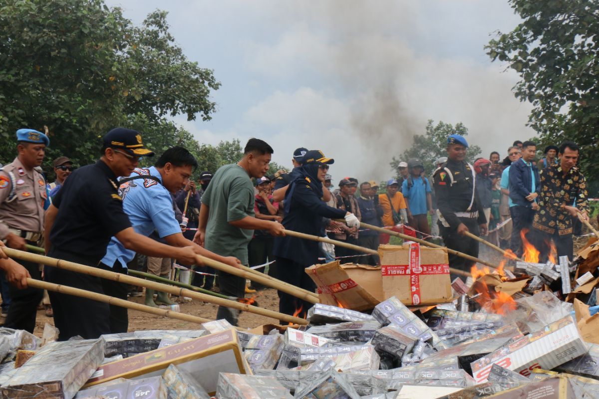 印尼海关焚毁4000万支非法烟草 价值5800万美元