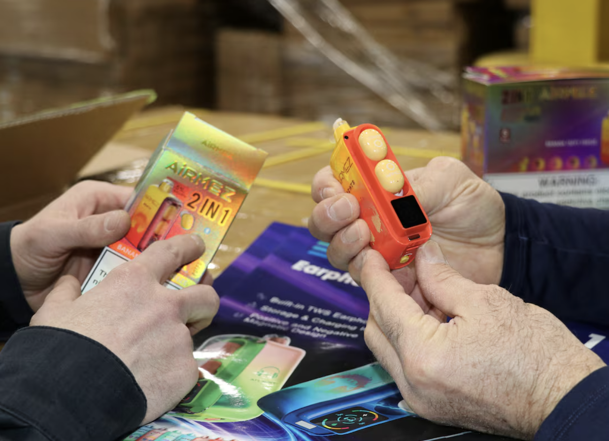 Reuters:How middlemen funnel illegal Chinese vapes into the United States